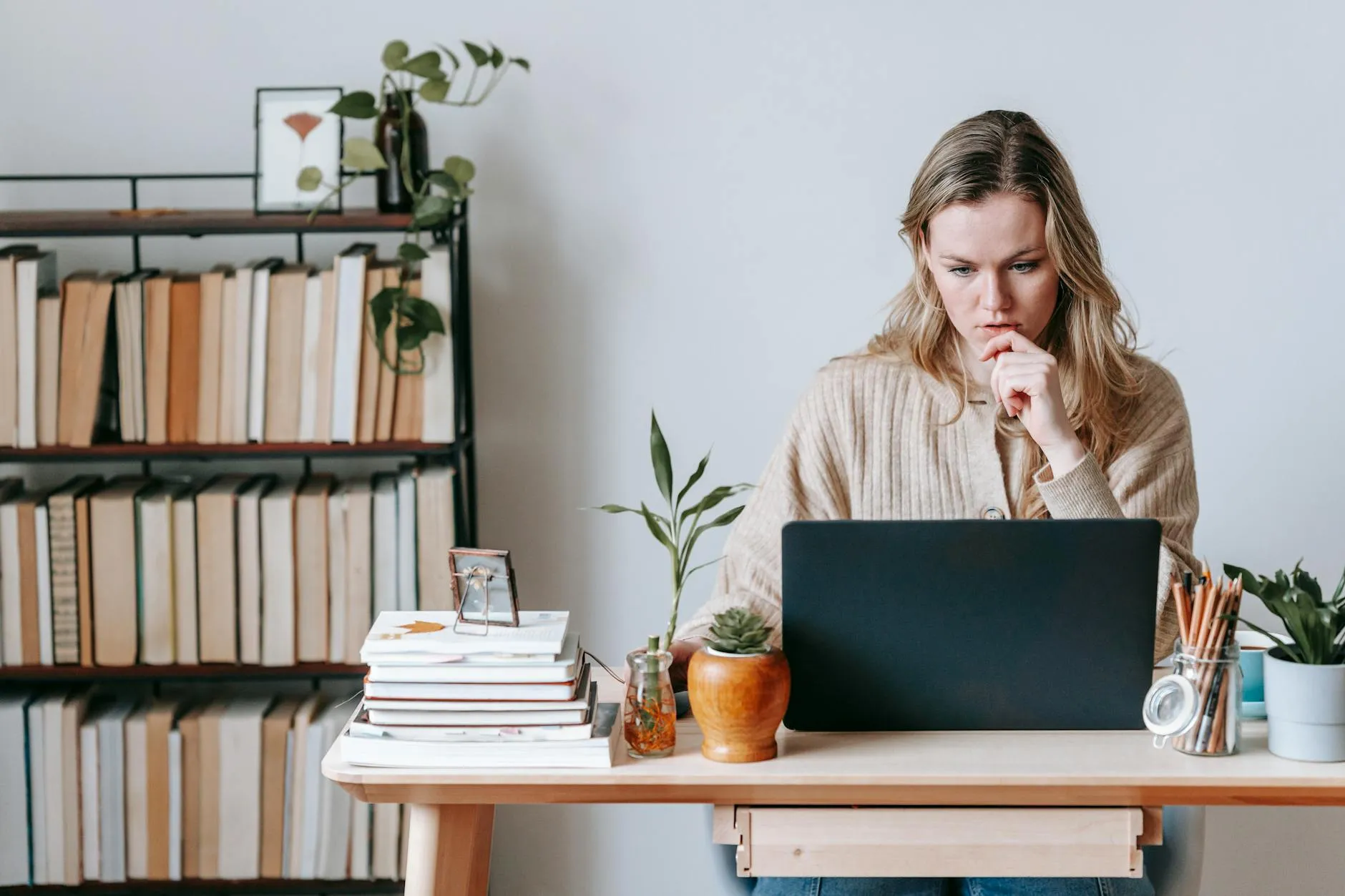 Geschäftsinhaberin überlegt nachdenklich am Laptop, ob sie ihr Google-Unternehmensprofil wirklich löschen soll