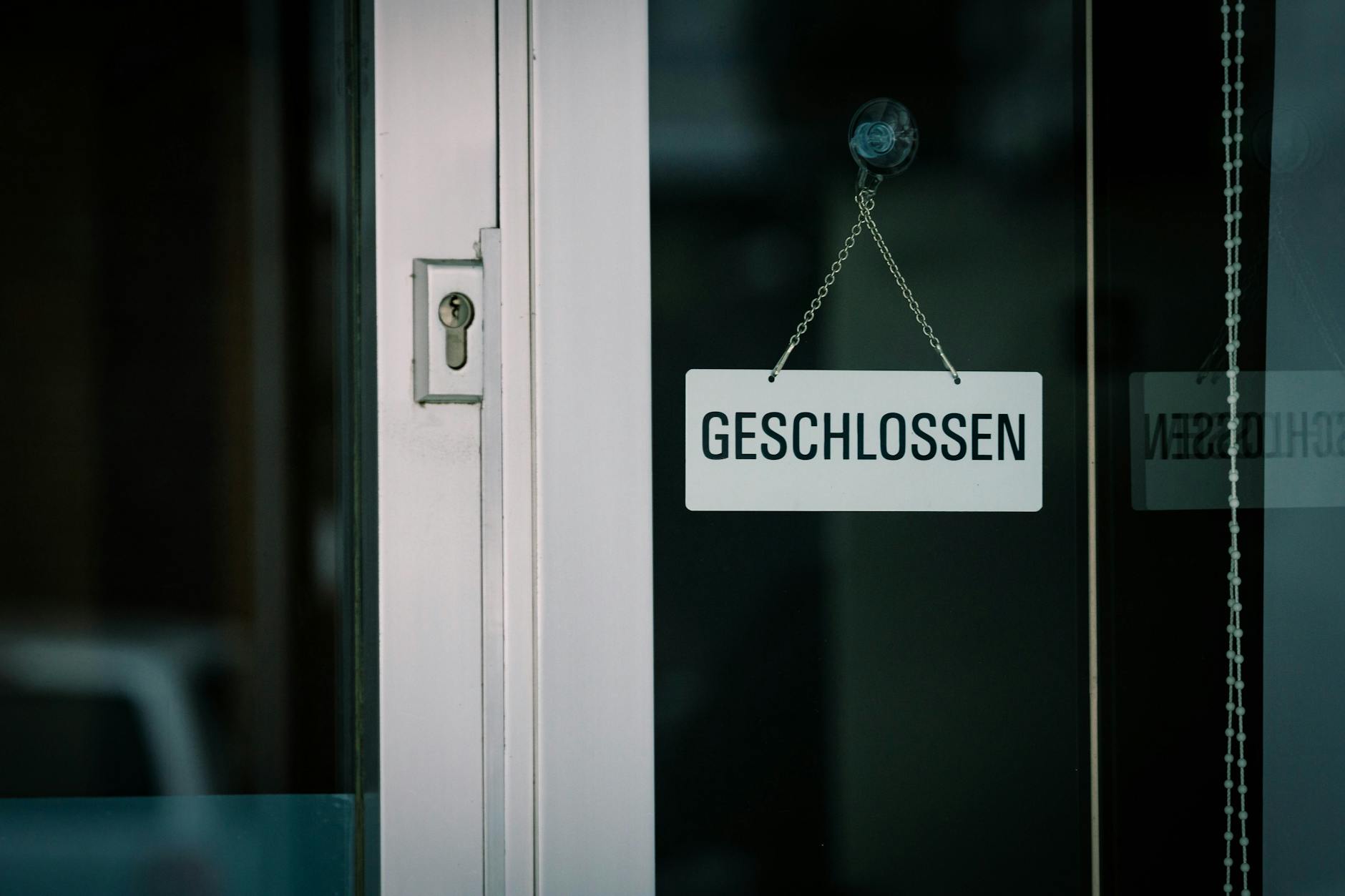 Geschlossen-Schild an einer Ladentür — bei einer Geschäftsaufgabe ist der Status „dauerhaft geschlossen“ oft besser, als das Google-Unternehmensprofil zu löschen