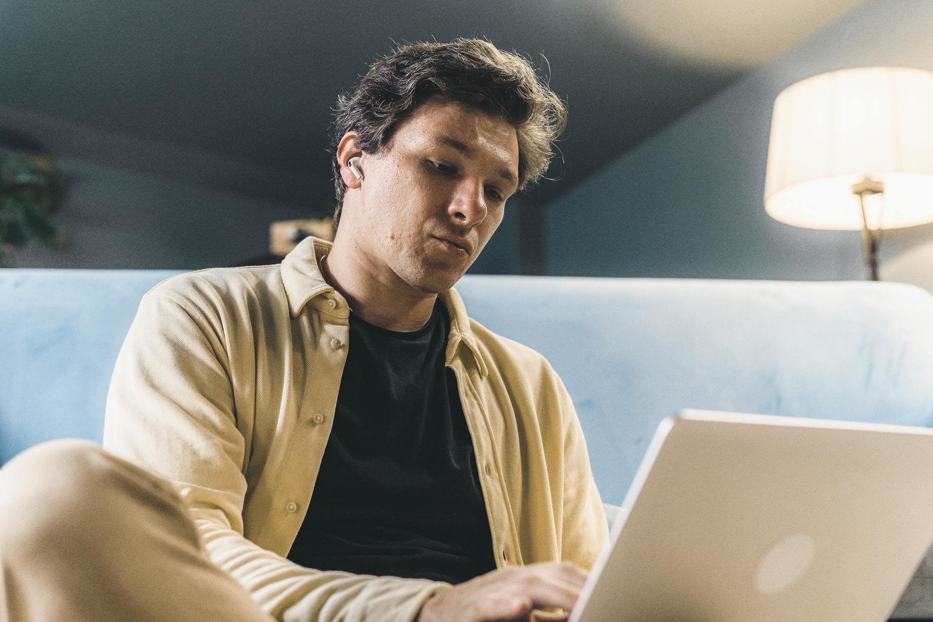 Geschäftsinhaber bearbeitet am Laptop seine Google-Einträge, um ein Profil zurückzuholen oder einen Doppeleintrag zu bereinigen
