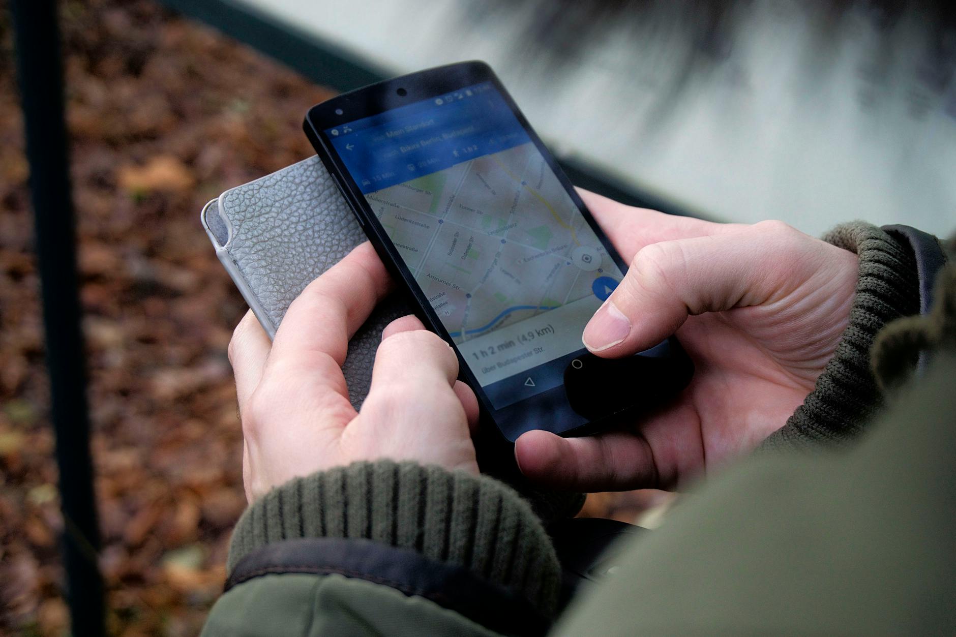 Hand hält ein Smartphone mit Google Maps — ein optimiertes Profil bringt den Betrieb in der Karte weiter nach oben