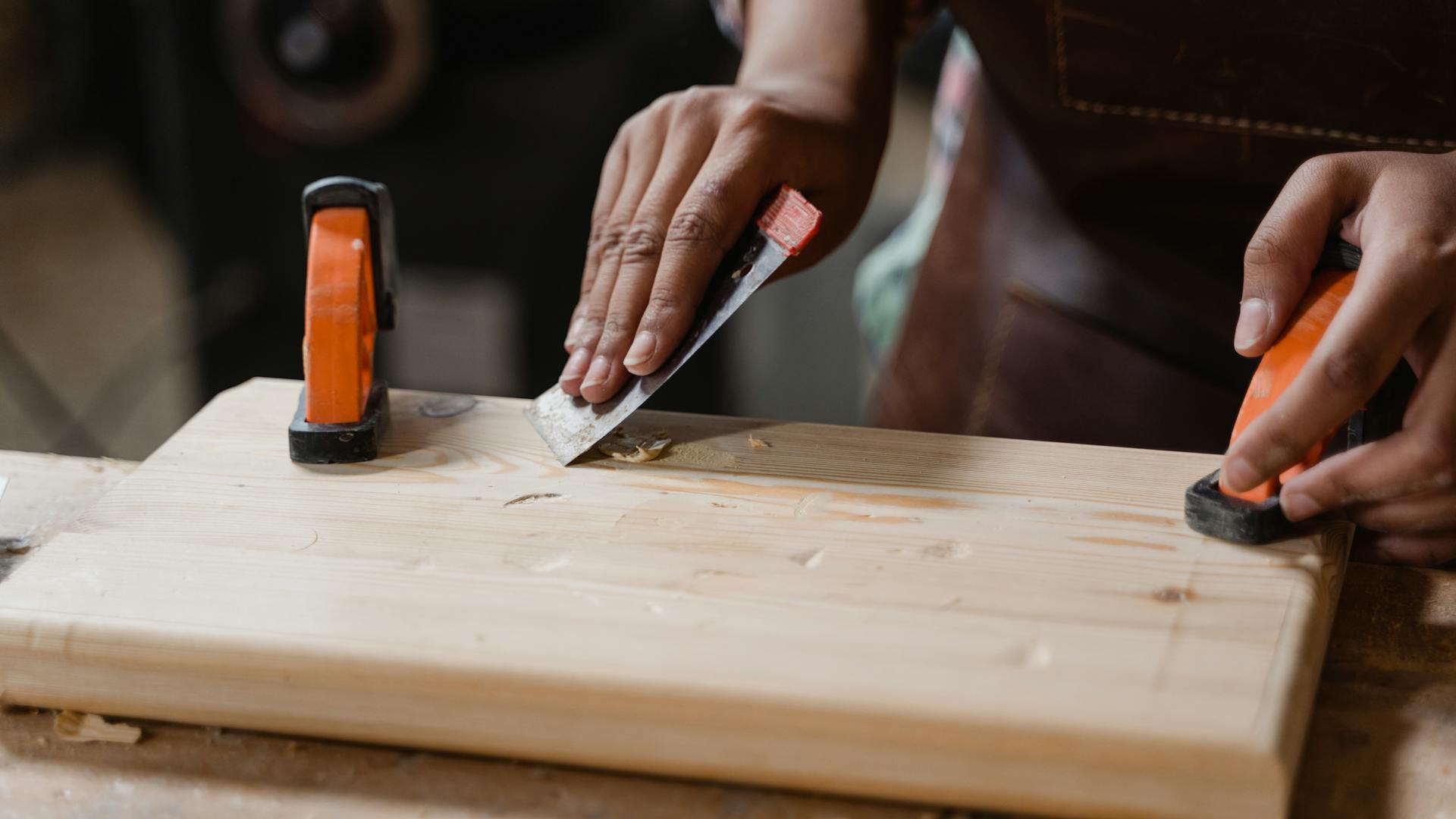 Detailaufnahme beim Handwerk — eigene Fotos sind ein SEO-Signal für Handwerker
