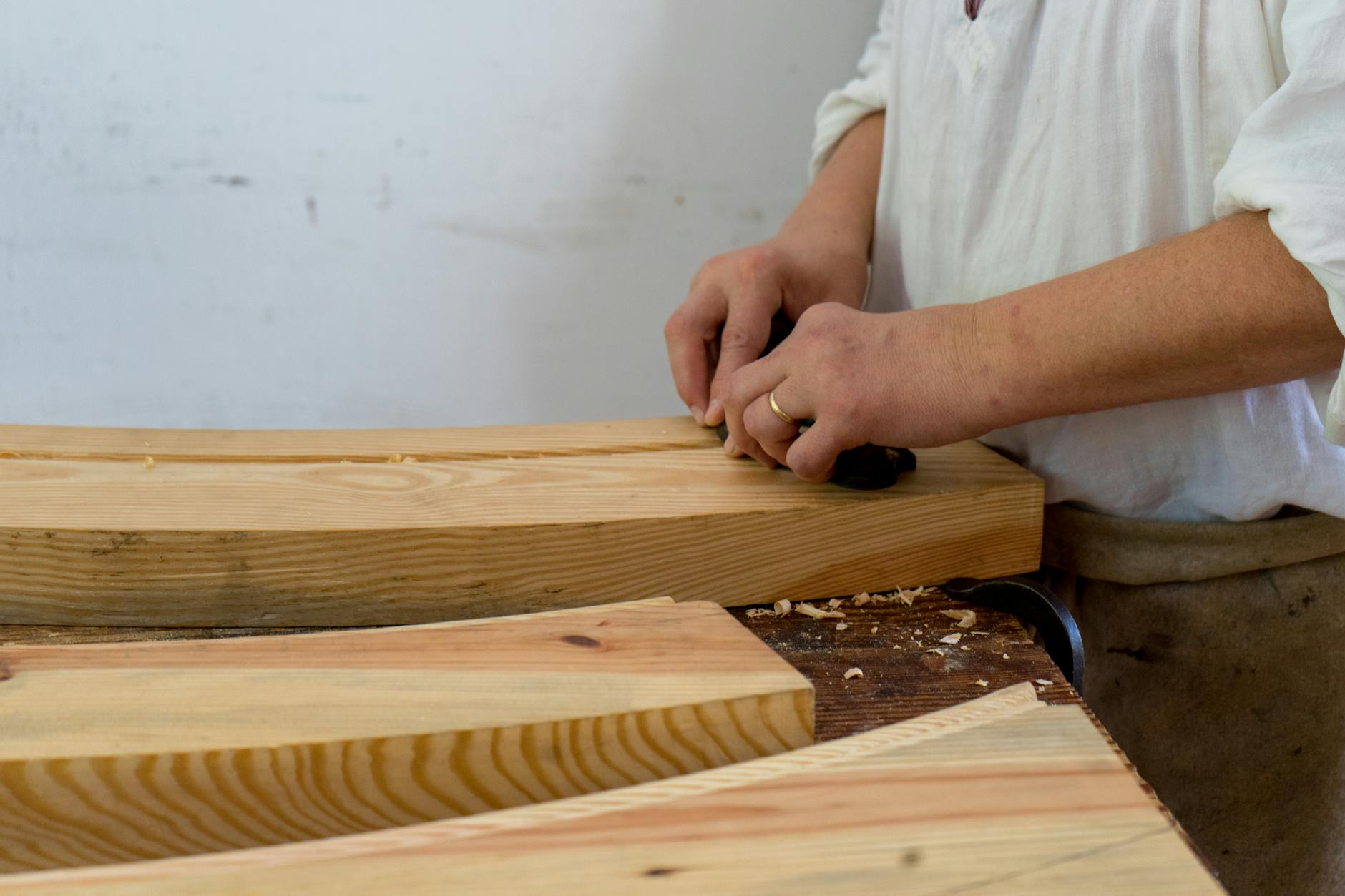 Schreinerei-Werkstatt mit Werkstücken — Gewerk-Besonderheiten für Handwerker